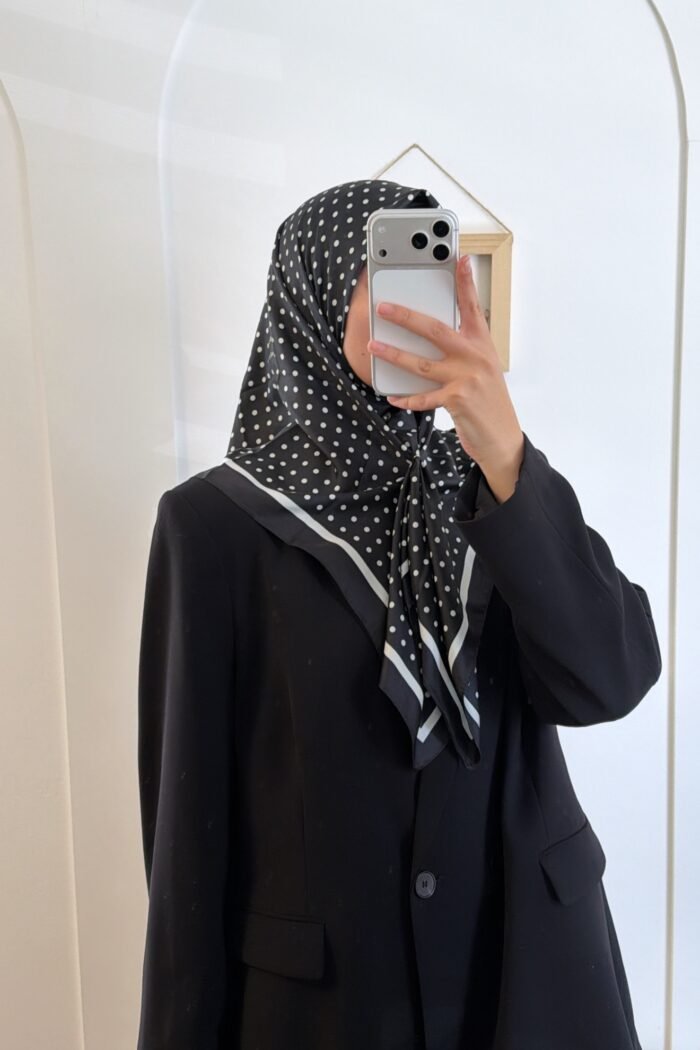 Foulard carré de soie à pois